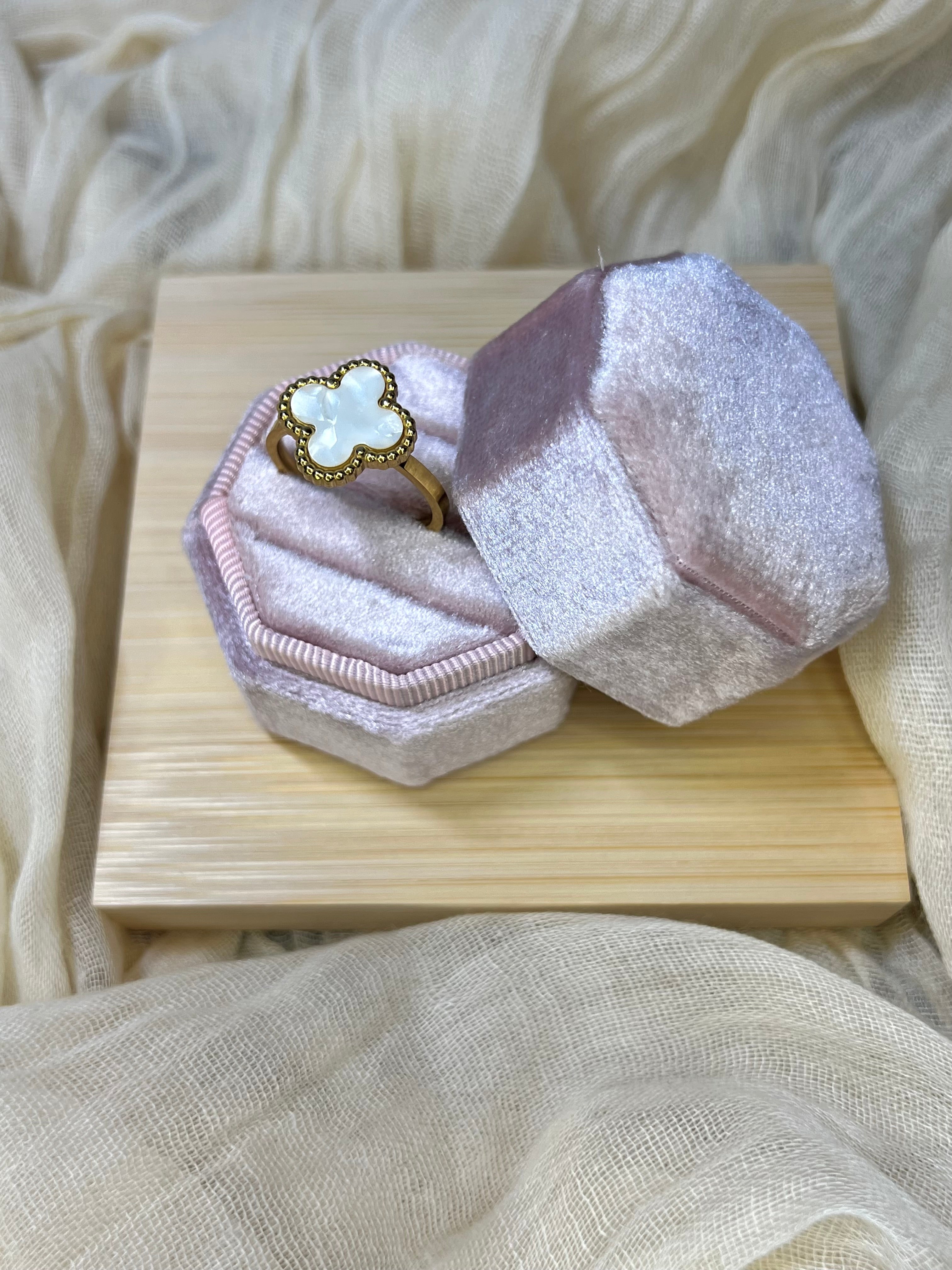 Clover Ring